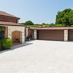 Beautiful Omo With Pool In * Пула