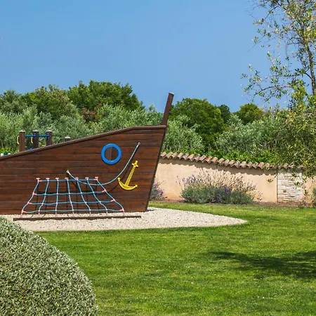 Beautiful Omo With Pool In Villa Pula