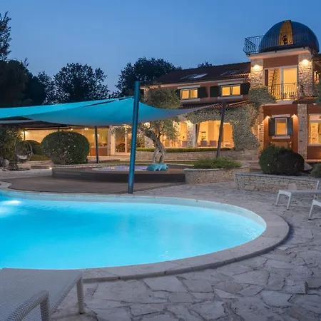 Beautiful Omo With Pool In فيلة *