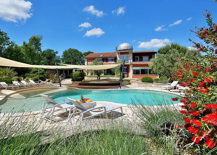 Vila Beautiful Omo With Pool In *