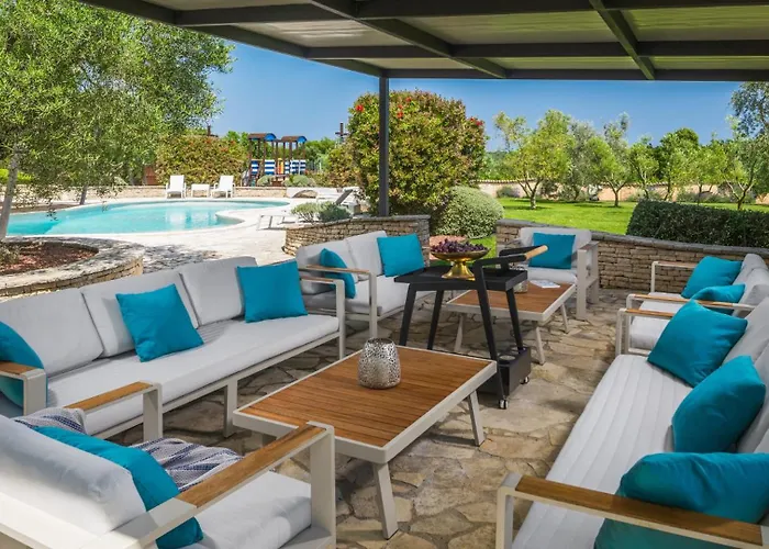 Beautiful Omo With Pool In Vila