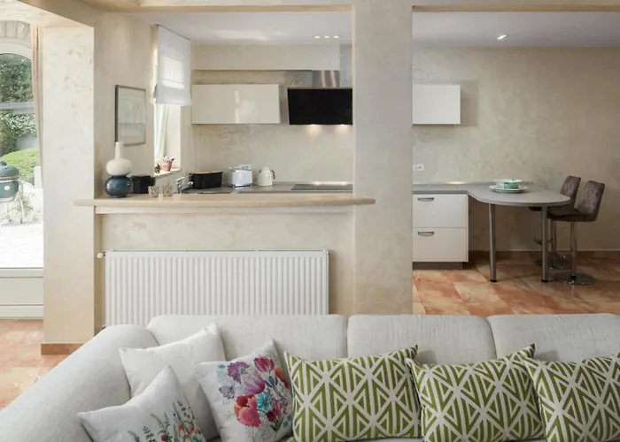 Beautiful Omo With Pool In Vila