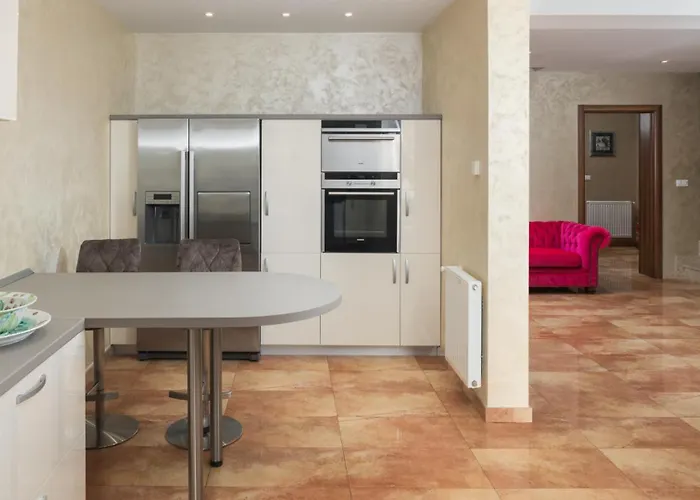 Vila Beautiful Omo With Pool In *