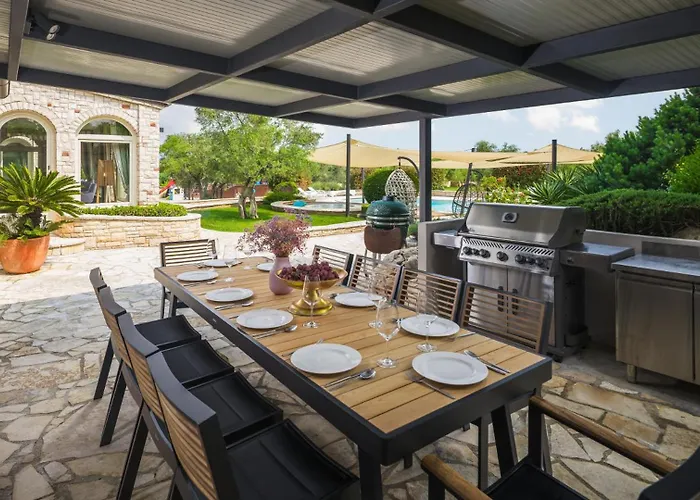 Beautiful Omo With Pool In Villa Pula