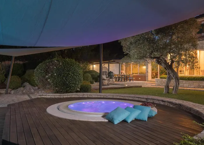 Beautiful Omo With Pool In Vila *