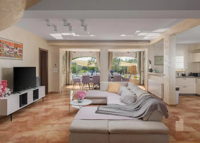 Villa Beautiful Omo With Pool In Pula