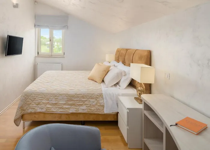 Villa Beautiful Omo With Pool In Pula