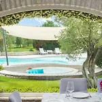 Beautiful Omo With Pool In Vila *