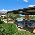Vila Beautiful Omo With Pool In