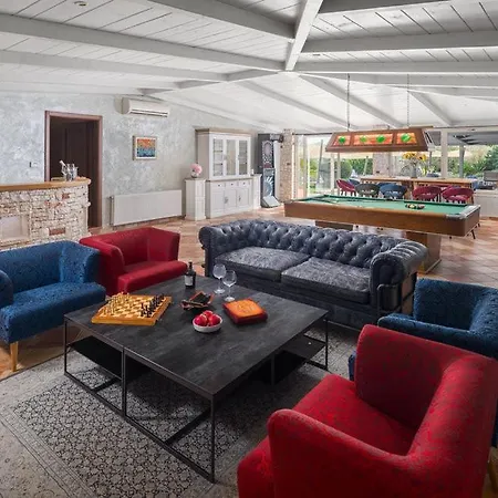 Beautiful Omo With Pool In *