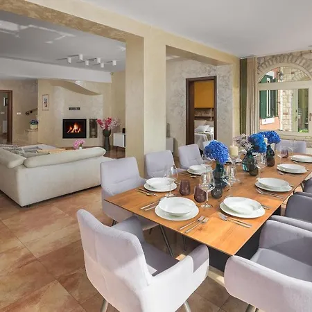 Beautiful Omo With Pool In * 풀라