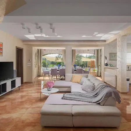 Beautiful Omo With Pool In