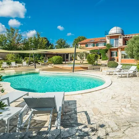 Beautiful Omo With Pool In 빌라