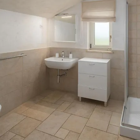 Beautiful Omo With Pool In 풀라