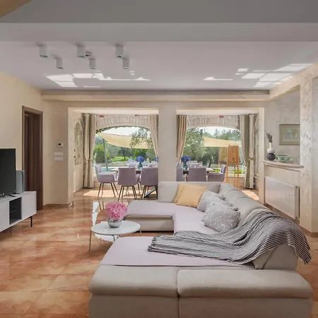 Beautiful Omo With Pool In 빌라