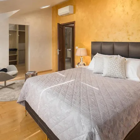 Villa Beautiful Omo With Pool In *