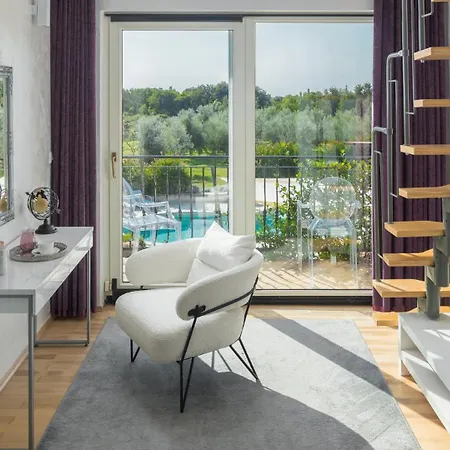 Beautiful Omo With Pool In 빌라