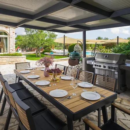 Beautiful Omo With Pool In Villa Pula