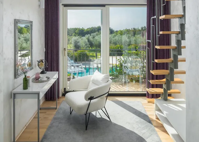 Beautiful Omo With Pool In Villa *