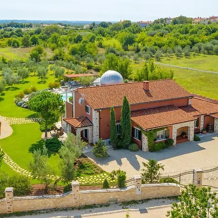 Villa Beautiful Omo With Pool In Pula