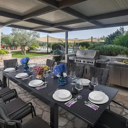 Villa Beautiful Omo With Pool In