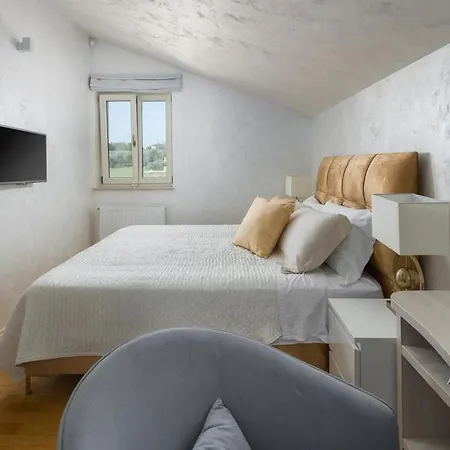 Villa Beautiful Omo With Pool In Pula