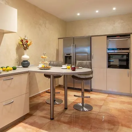 Beautiful Omo With Pool In