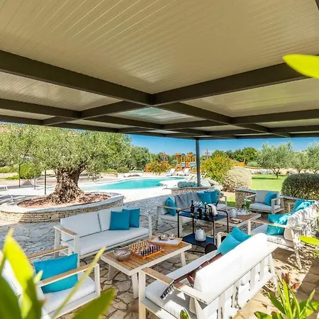 Beautiful Omo With Pool In *