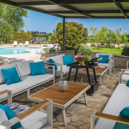 Beautiful Omo With Pool In Villa