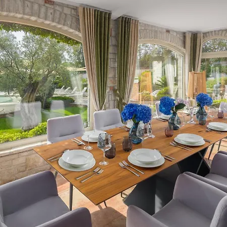 Villa Beautiful Omo With Pool In Pula