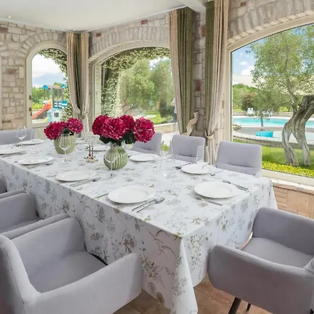 Beautiful Omo With Pool In *