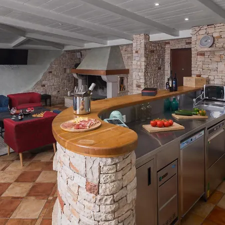 Villa Beautiful Omo With Pool In Pula